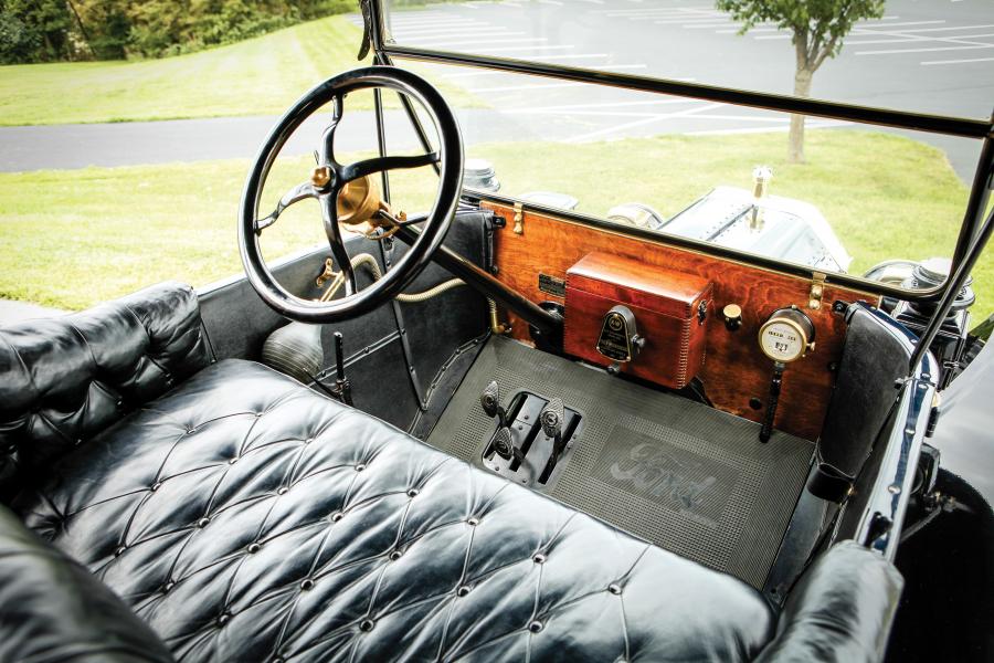 Интерьер Ford Model T Touring 1913 года  (фото 9 из 13)